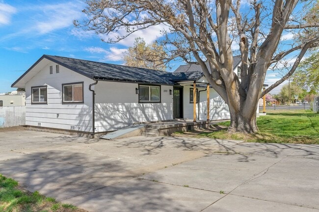 Building Photo - 399 Pacific Dr