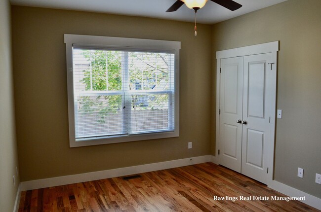 Building Photo - One-Level Cottage in Hyde Park!