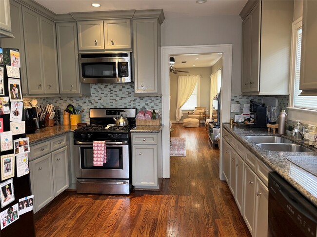 Building Photo - 307 E 28th St