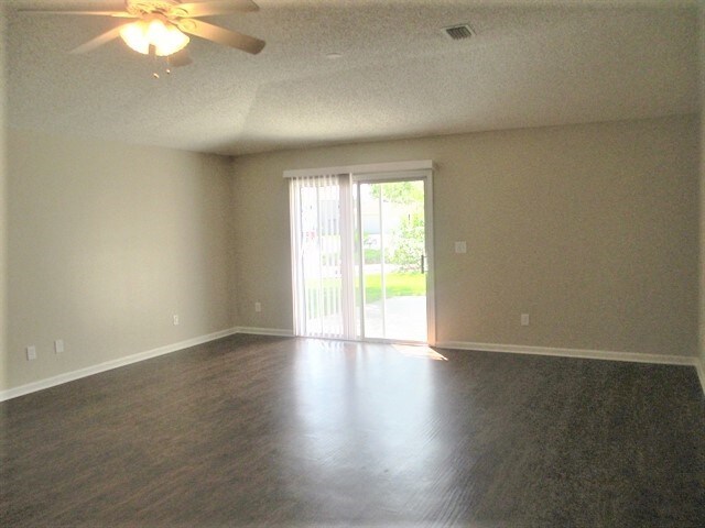 Foto del edificio - 14428 Woodfield Cir N