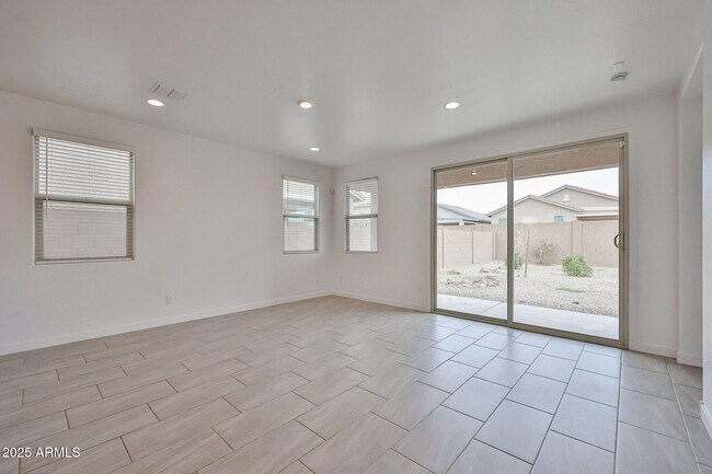 Foto del edificio - 16828 W Evergreen Rd