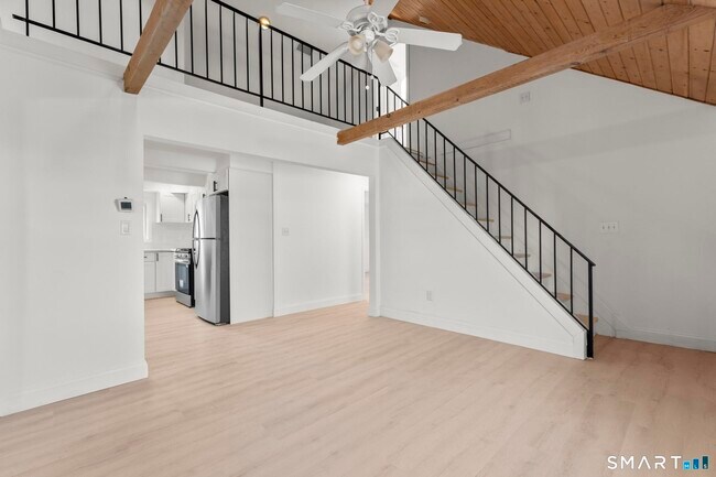 Foto del edificio - 64 Soundview Ave