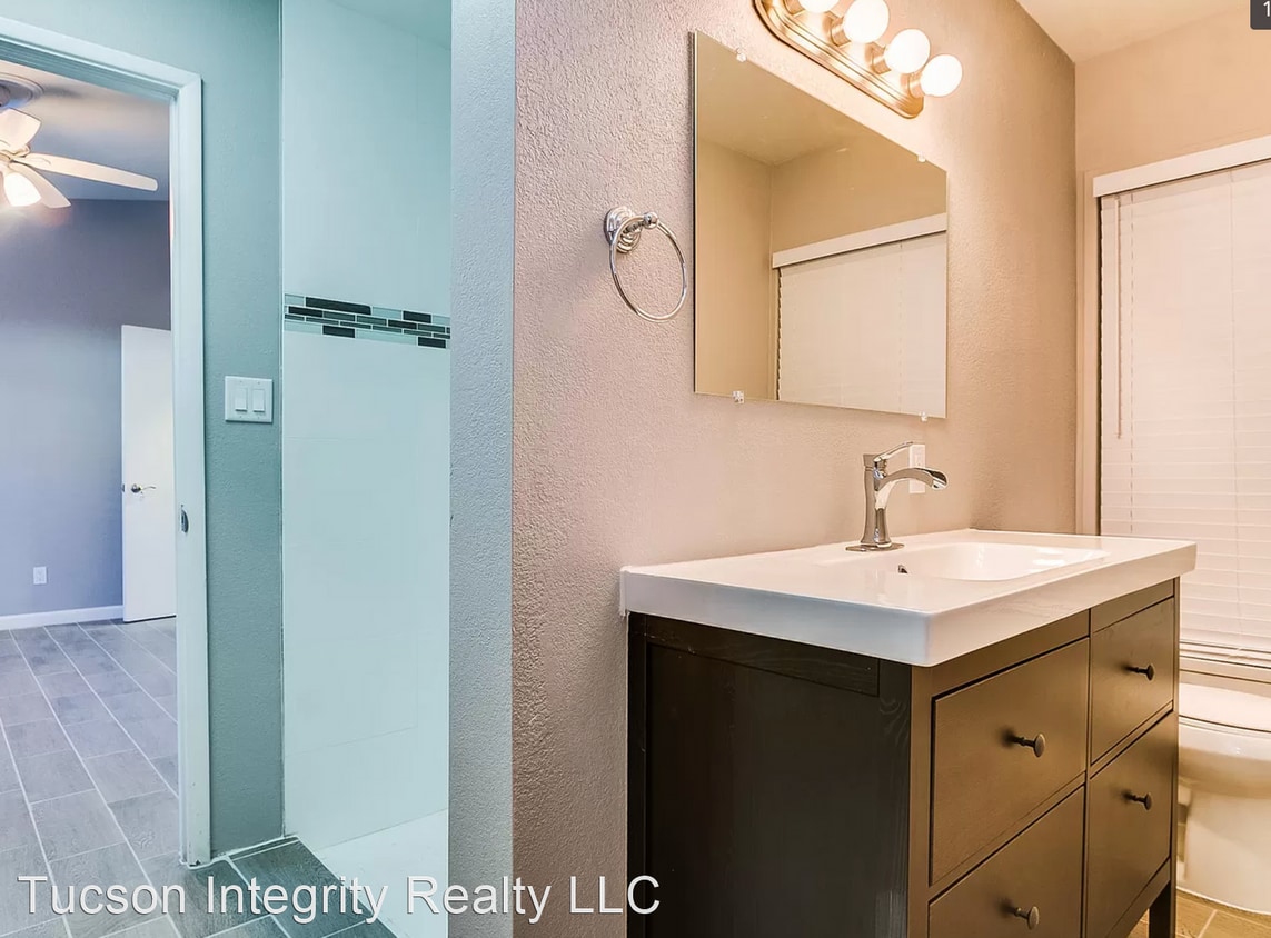 Building Photo - 1223-1235 E Elm St