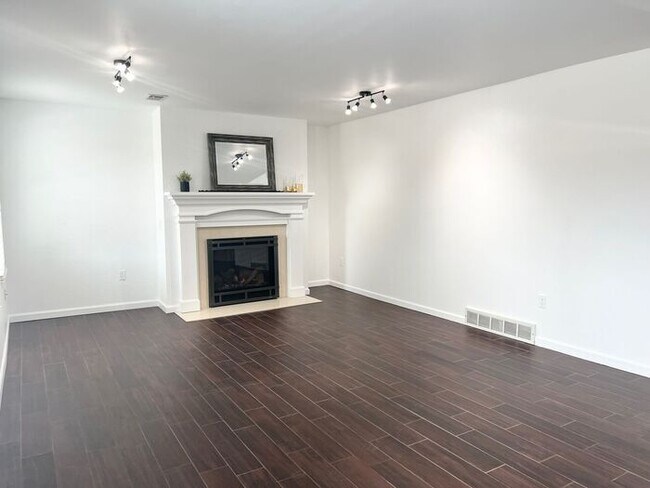Building Photo - Beautifully Updated Modern Farmhouse 3 bed...