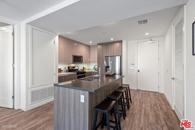Foto del edificio - 714 N Sweetzer Ave