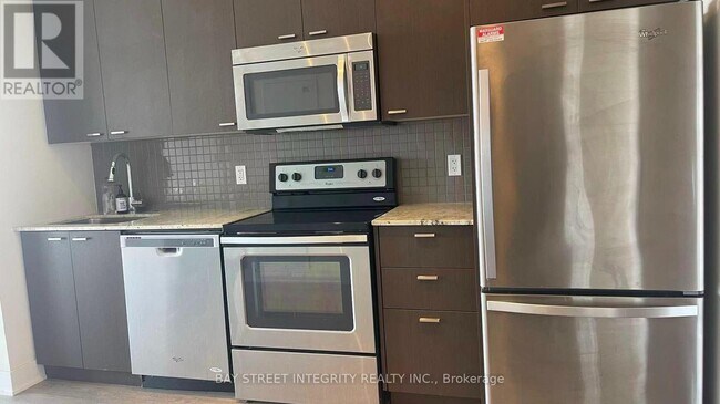 Photo du bâtiment - 88 Sheppard Ave E