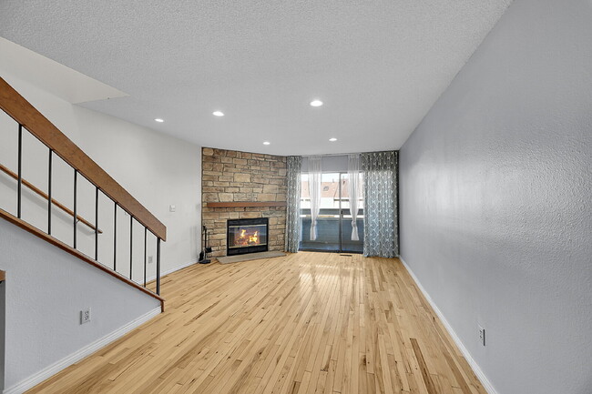 Foto del edificio - $2,400 - 2-Bed, 1.5-Bath Townhome in Lakewood Updated Throughout, With Garage + AC, Near Bear Cre...