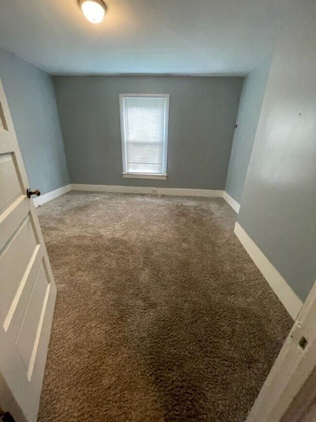 Building Photo - 3 Bedroom 1 Bath Ready to move in!