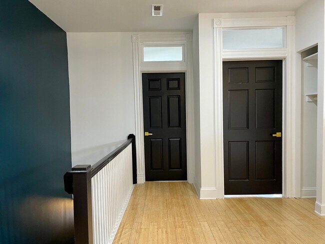 Entrada a los dormitorios n.° 1 y n.° 2 - 140 W Clay St