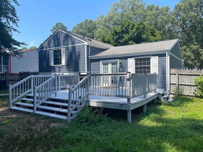Building Photo - Updated Tri-Level home with solar panels!