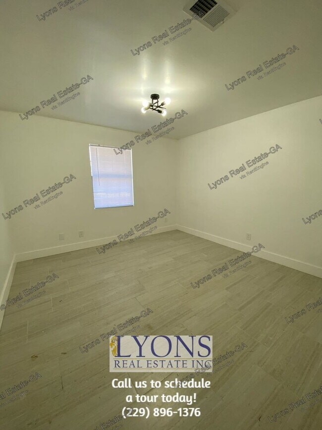 Building Photo - 1028 S Gordon Ave