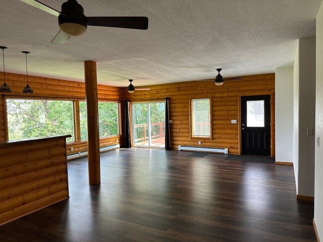 Building Photo - 3 Bedroom Upper Apartment