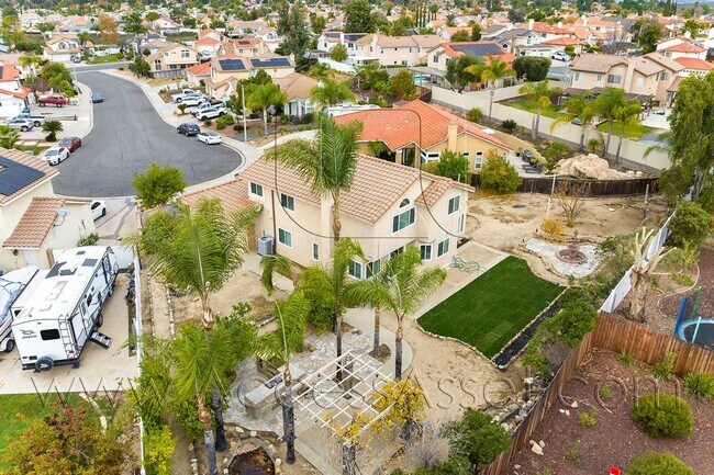 Building Photo - Beautiful 4 bed/3 Bath Home Located Beauti...