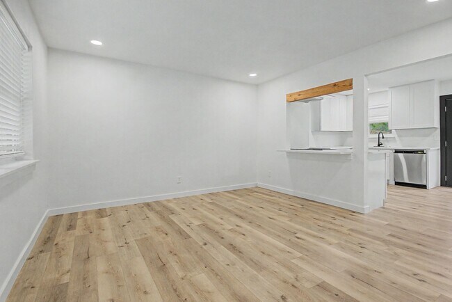 Foto del edificio - 4 bedroom 2 bath completely remodeled