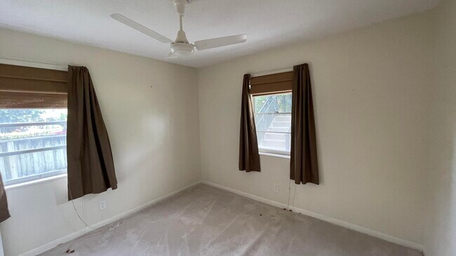 Building Photo - 531 W Kalmia Dr