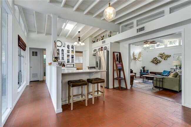 Building Photo - 433 Brady Ln