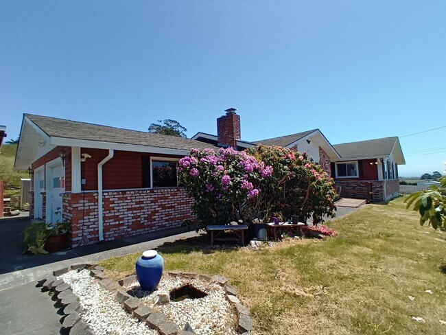 Foto del edificio - Custom House in McKinleyville with a View!