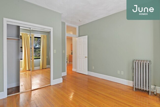Building Photo - Queen room in 4-bed/1.0-bath Home