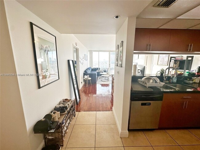 Foto del edificio - 7601 E Treasure Dr