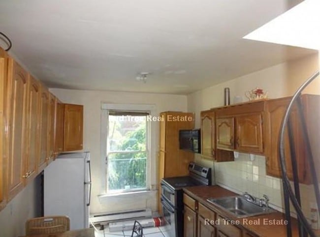 Building Photo - 682 Parker St