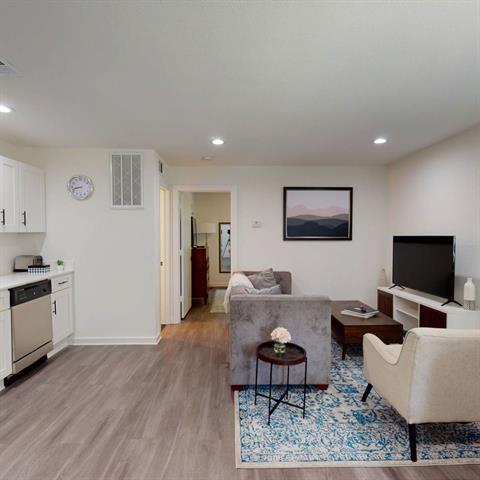 Foto del edificio - 321 E 8th St