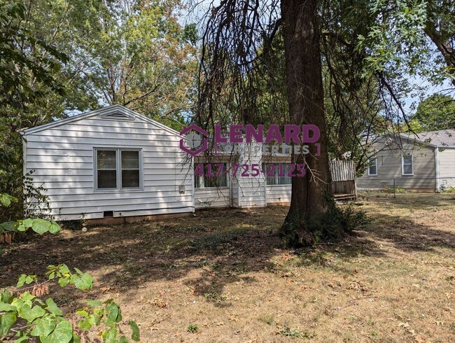 Building Photo - Charming House With a Large, Fenced in Yard!