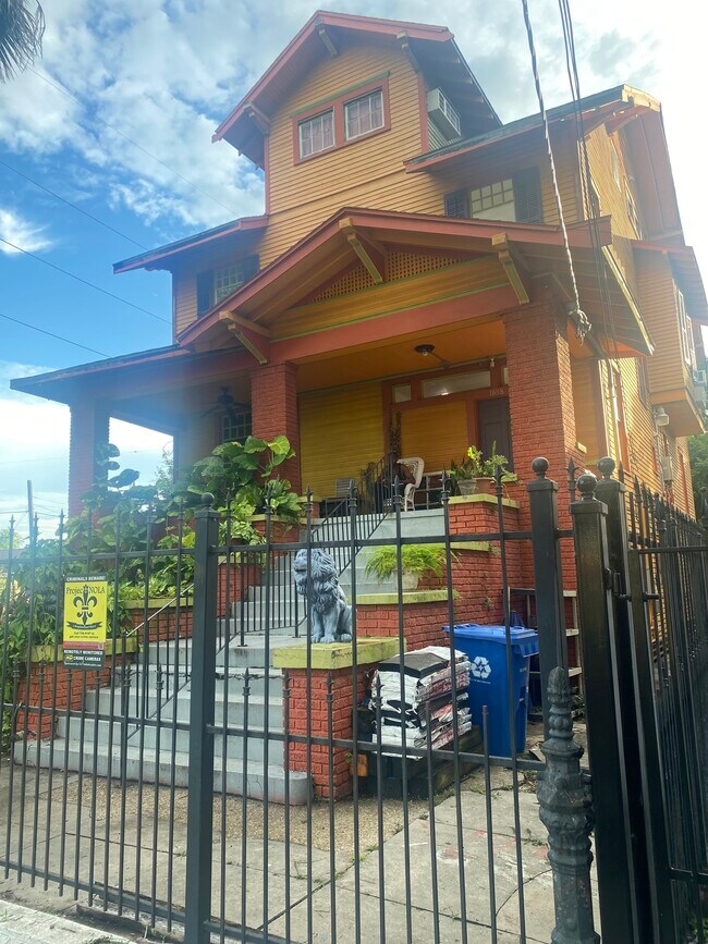 Foto del edificio - 1808 Elysian Fields Ave