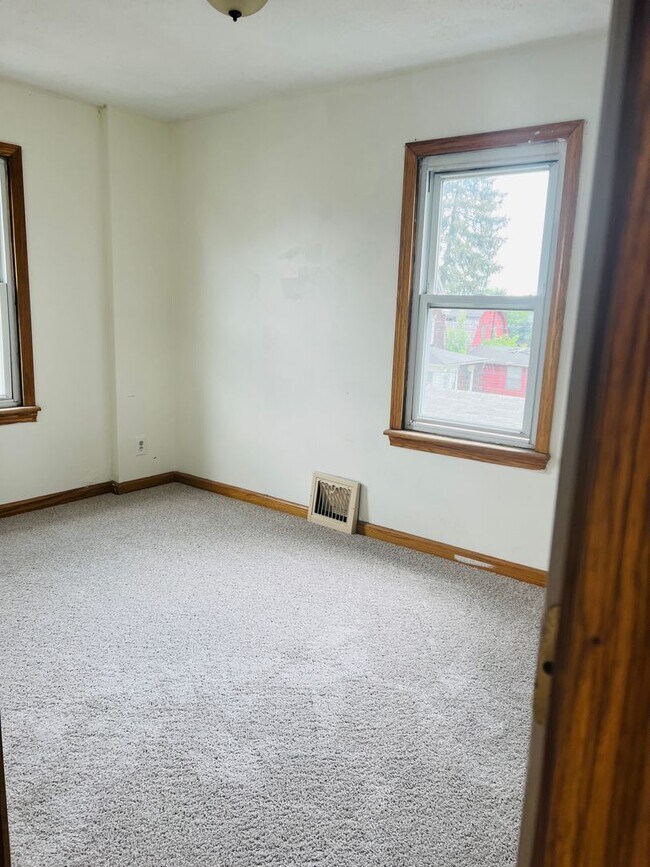 Building Photo - Updated 2 bedroom single family home ready...