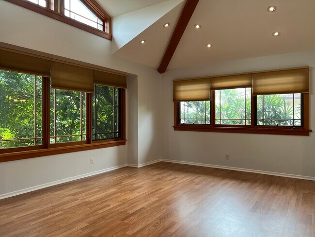 Building Photo - 11160 Greenlawn Ave