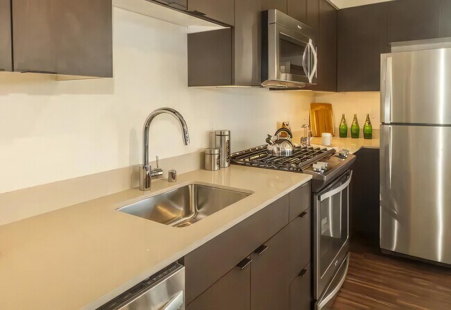 Cocine en la estufa de gas y luego cargue el lavavajillas, que está un paso a su izquierda. - Ballard Public Lofts
