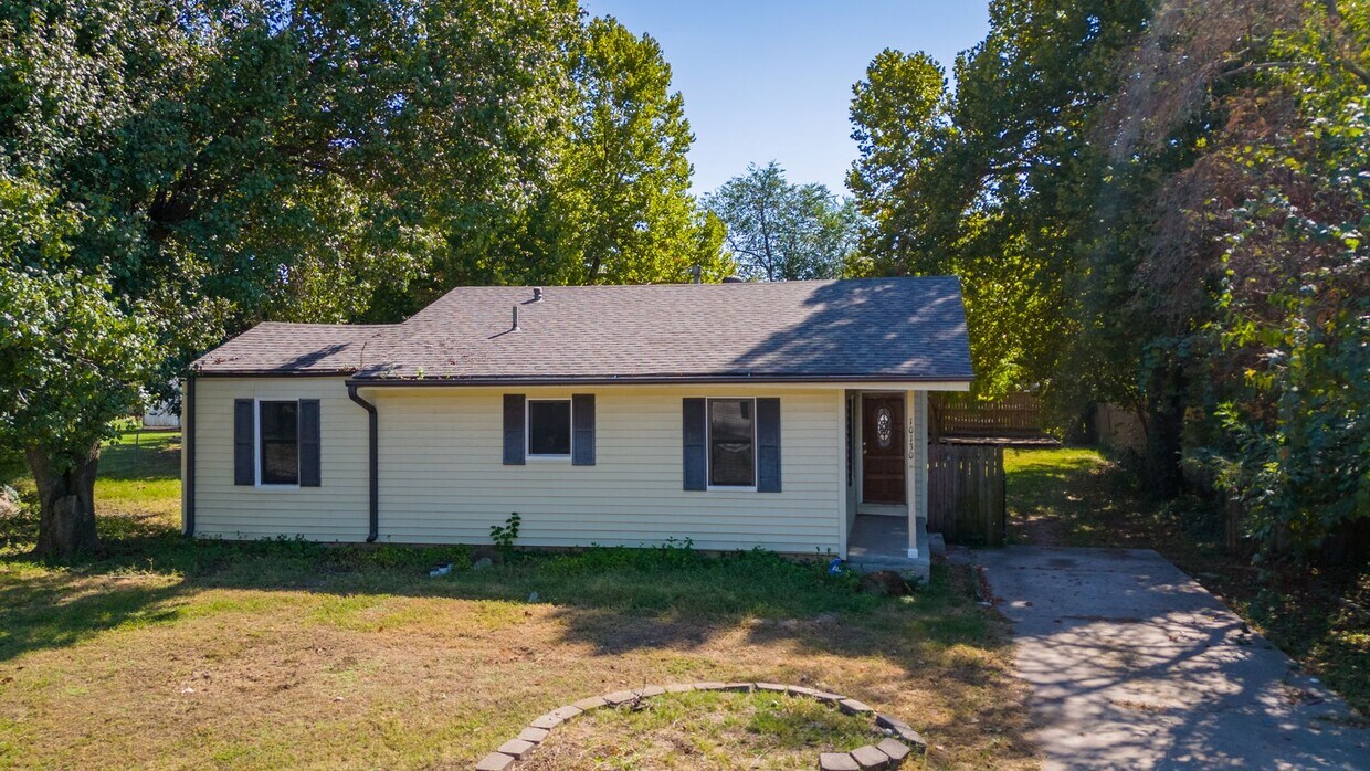 Primary Photo - Charming 2-Bedroom Home with Fresh Updates...