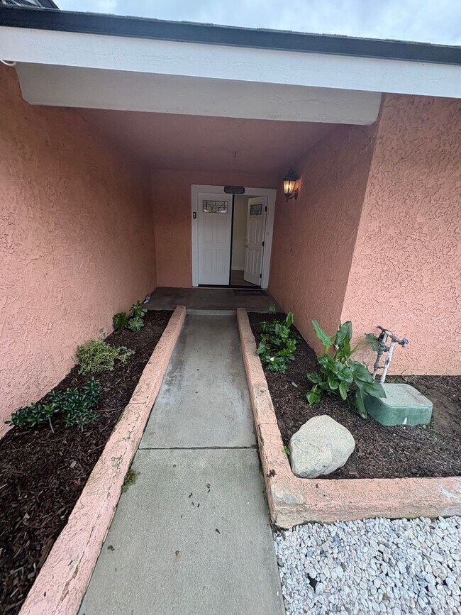 Foto del edificio - Don't miss out on this single story in Ontario- completely remodeled!