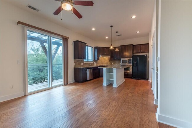 Foto del edificio - 8110 Ranch Rd 2222