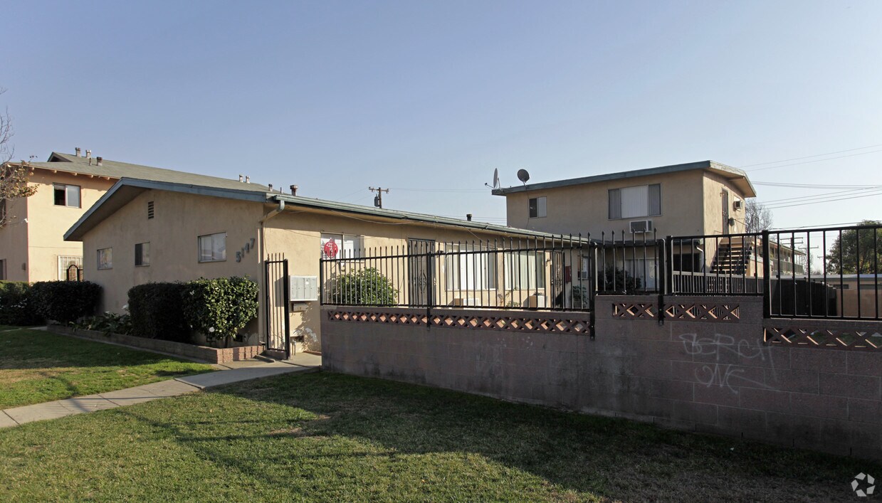 Primary Photo - 5147 Canoga St