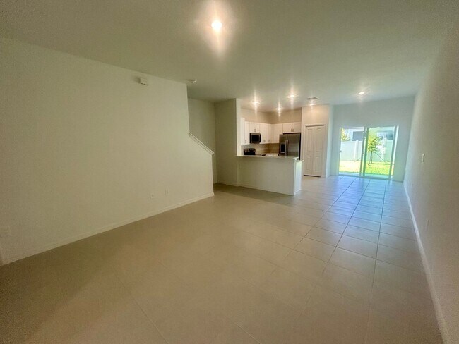 Foto del edificio - Stylish Townhome in the Heart of Ruskin – ...