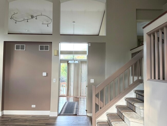 Building Photo - 374 W Boxwood Ct