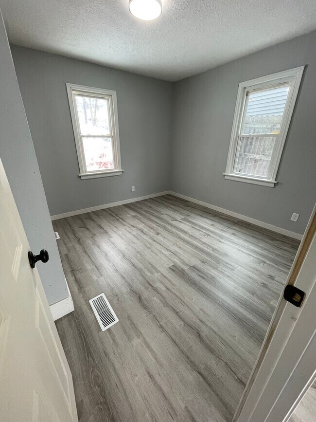 Building Photo - 2 Bedroom 1 Bathroom House