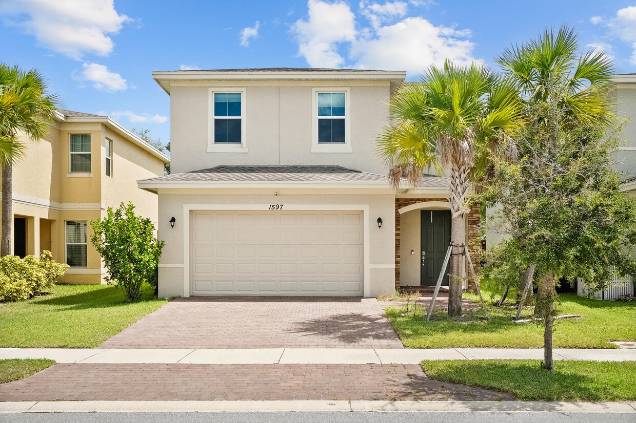 Primary Photo - 1597 NW Cataluna Cir