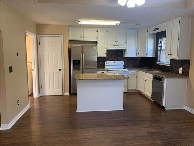 Building Photo - 243 Primrose Dr