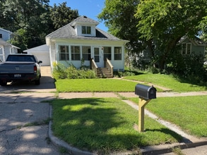 Building Photo - 906 Dodge St