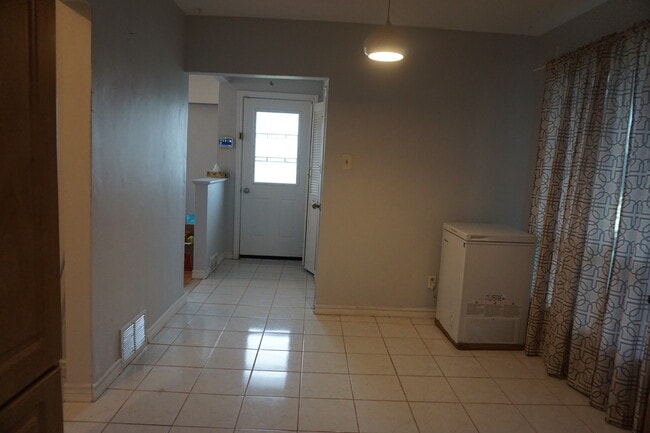 Building Photo - 36 Hart Av