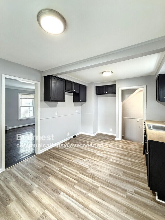 Foto del edificio - Charming Single Family Home with Detached Garage and Front Porch | Pet Friendly | Available Soon!