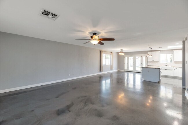 Building Photo - Great 3 Bedroom!  South Scottsdale.  Chef's Kitchen! Gas Cooktop!  Large Yard!