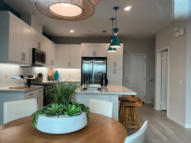 Building Photo - Brand New Modern Townhome in Ontario Ranch!