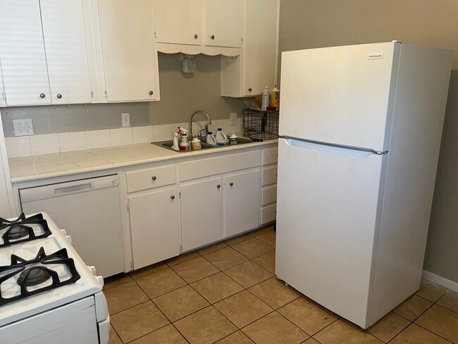 Building Photo - 900 N University Blvd