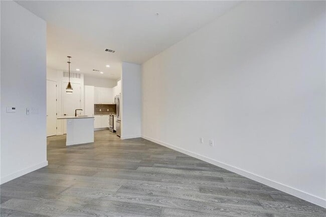 Building Photo - 800 Embassy Dr