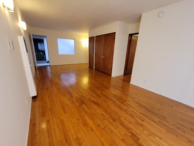 Building Photo - 2360 Walgrove Ave