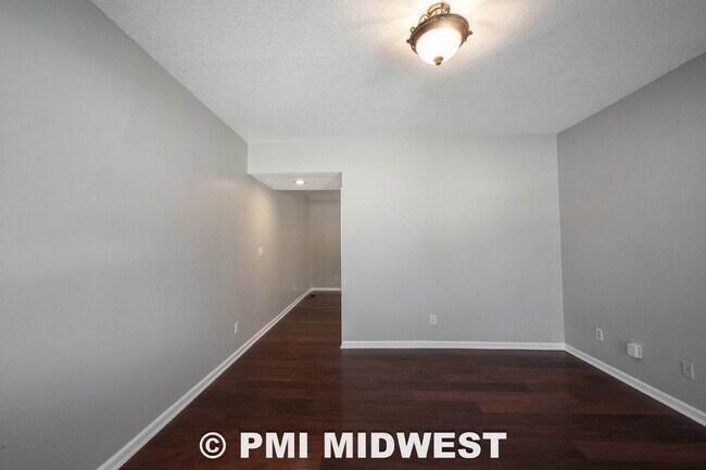 Foto del edificio - "Charming Urban Duplex Retreat: Cozy 2-Bedroom, 1.5-Bath Oasis in Vibrant Indianapolis!"