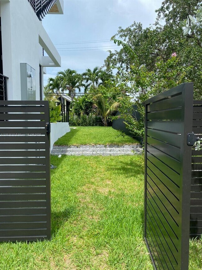 Foto del edificio - 570 Fernwood Rd