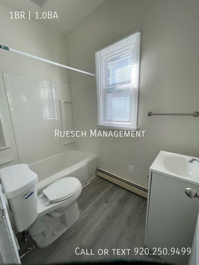 Foto del edificio - Recently Renovated 1 Bedroom Lower Apartme...